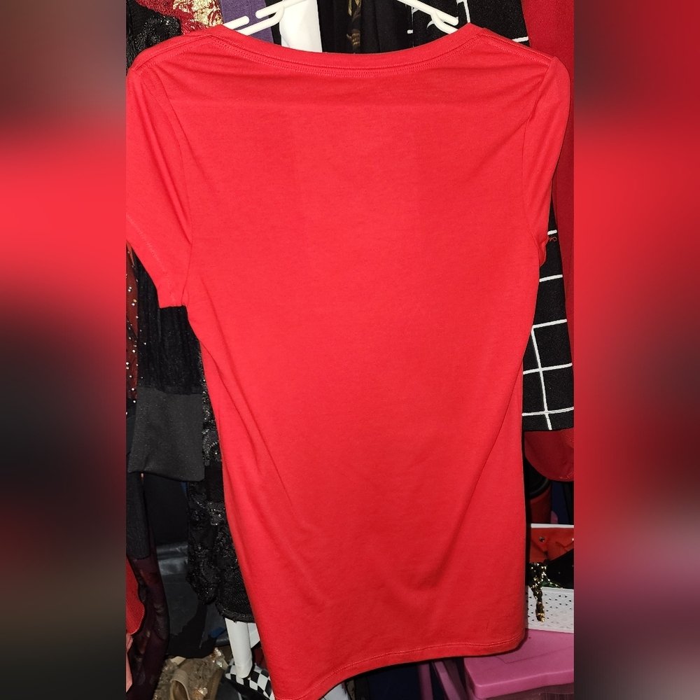 No Boundaries Red Short Sleeve V-Neck Top - Picture 3 of 3